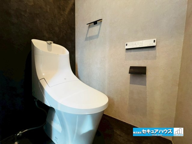 【中古住宅】愛知郡東郷町和合ケ丘二丁目　全1棟のトイレ|【高機能トイレ】
◆高機能トイレの多くは便器のフタの開閉が自動であり、使用後に手動で水を流す面倒もなく非常に便利です。スタイリッシュな見た目で、お掃除しやすく、節水効果が高いです。