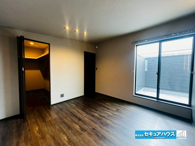 【中古住宅】愛知郡東郷町和合ケ丘二丁目　全1棟の洋室|【洋室】
◆広々とした居住空間は日々の暮らしを彩り、心のやすらぎと満足感を与えてくれます。通風と採光を考慮した設計は子供たちはのびのび育ち、家族でくつろぎと団らんを生み出します。