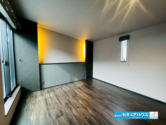 【中古住宅】愛知郡東郷町和合ケ丘二丁目　全1棟の洋室|【洋室】
◆家族一人ひとりの大切なプライベート空間。趣味に合わせて使って頂けるようシンプルに仕上げてあります。暮らし心地を大きく左右する収納を、適材適所に配置し使い勝手を考慮しました。　