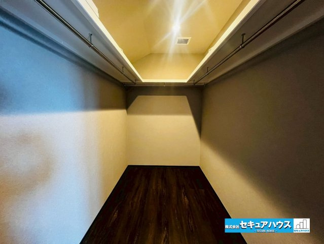 【中古住宅】愛知郡東郷町和合ケ丘二丁目　全1棟の収納|【ウォークインクローゼット】
◆2.5帖の広々とした空間のため、家族のお荷物も沢山収納できます。