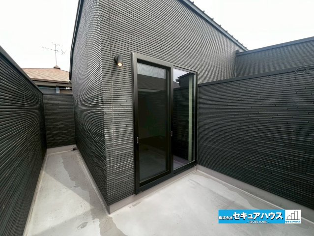 【中古住宅】愛知郡東郷町和合ケ丘二丁目　全1棟のバルコニー|【バルコニー】
◆見晴らしもよく、太陽の温かな温もりをめいっぱい受け止めてくれます。
太陽の光と爽やかな風を受けたお洗濯物はあっという間に乾き、取りこむ時には太陽の匂いを感じられそうですね。　