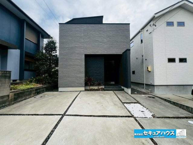【中古住宅】愛知郡東郷町和合ケ丘二丁目　全1棟の外観|■現地外観写真
駐車並列2台可能！オプション工事でカーポート設置などいかがでしょうか。その他にも、フェンスなどの「オプション工事」もご提案いたします♪