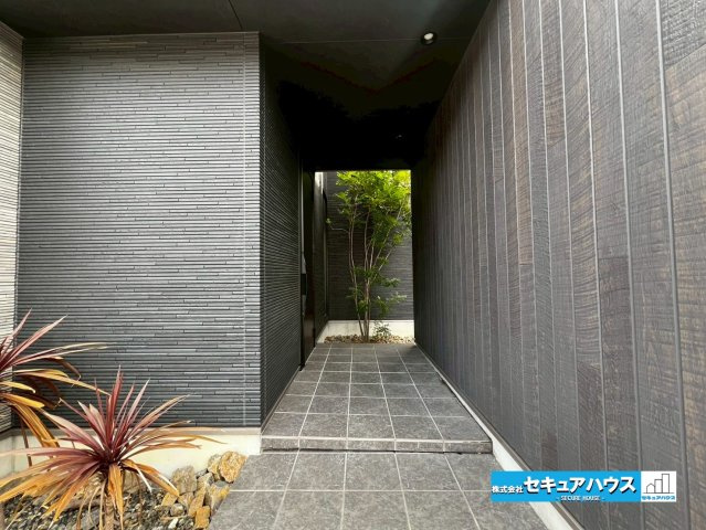 【中古住宅】愛知郡東郷町和合ケ丘二丁目　全1棟の玄関|【玄関ポーチ】
◆広々としたスペースには植物が植えてあります。
◆前面道路からの視界も気にならない設計になっており、プライバシーも確保できます。