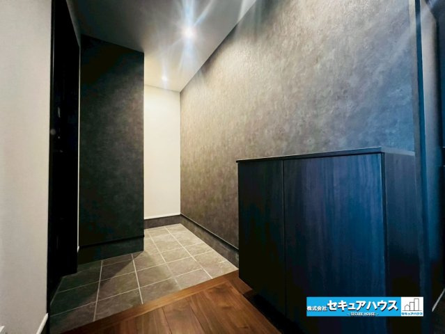 【中古住宅】愛知郡東郷町和合ケ丘二丁目　全1棟の玄関|【玄関】
◆玄関には、収納力のあるシューズボックスがございます。玄関まわりがすっきり片付きます。　
◆土間収納スペースもあるためベビーカーやゴルフバッグ等を置くこともできます。