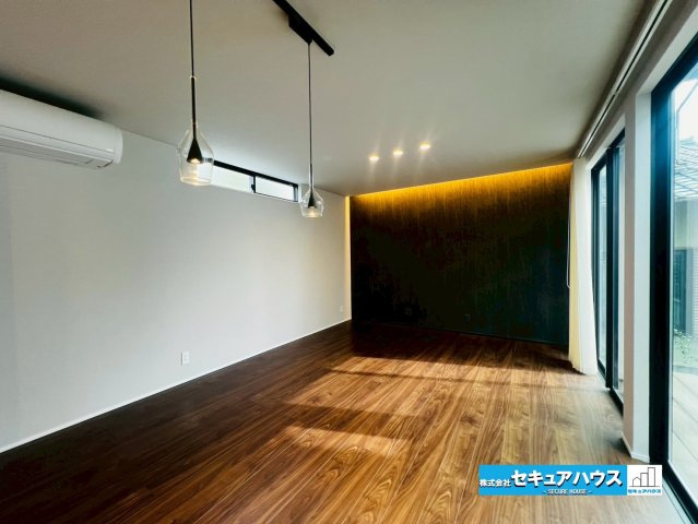 【中古住宅】愛知郡東郷町和合ケ丘二丁目　全1棟の居間・リビング|【LDK】
◆日当たりが良く温かい広々リビングは家族の団らんスペースになります。