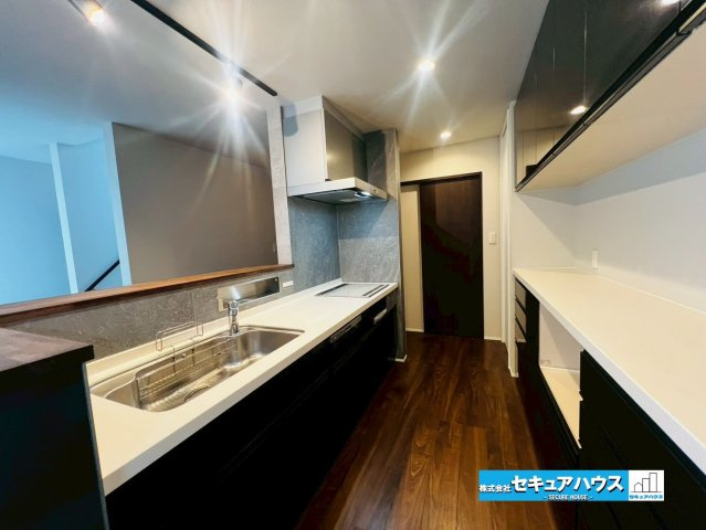 【中古住宅】愛知郡東郷町和合ケ丘二丁目　全1棟のキッチン|【キッチン】
◆広々としたキッチンスペースのため家族で並んで料理できます。