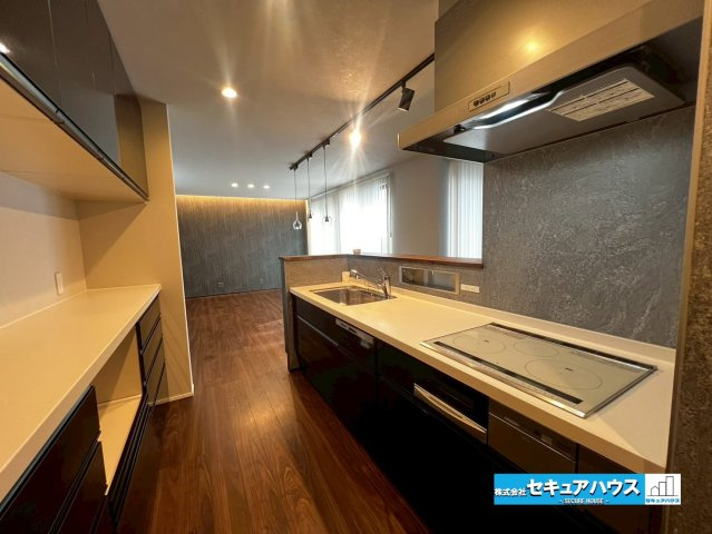 【中古住宅】愛知郡東郷町和合ケ丘二丁目　全1棟のキッチン|【キッチン】
◆3口コンロのため同時にたくさんの料理が調理できます。
◆IHコンロは清掃も楽々です。
◆カップボードには炊飯器等を置けるようにコンセントがございます。