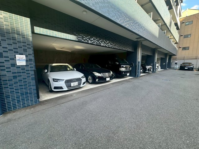 プレサンス難波インフィニティの駐車場