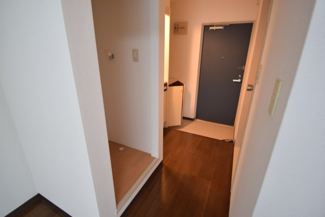 第2シンエイビルの玄関|室内から玄関