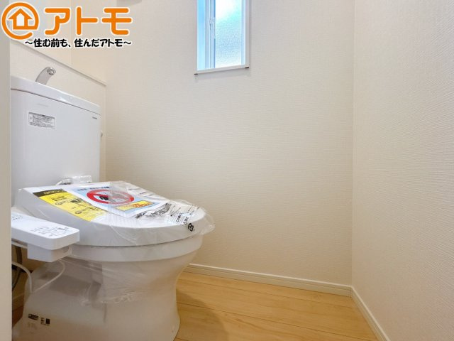 【トイレ】 | 沼津市大塚第15　新築一戸建て　2号棟 | 窓があり換気もすぐにできる、清潔感のあるトイレです♪