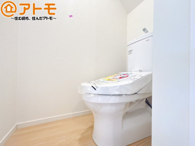 【トイレ】 | 沼津市大塚第15　新築一戸建て　2号棟 | 手洗い付きの清潔感のあるトイレです！
