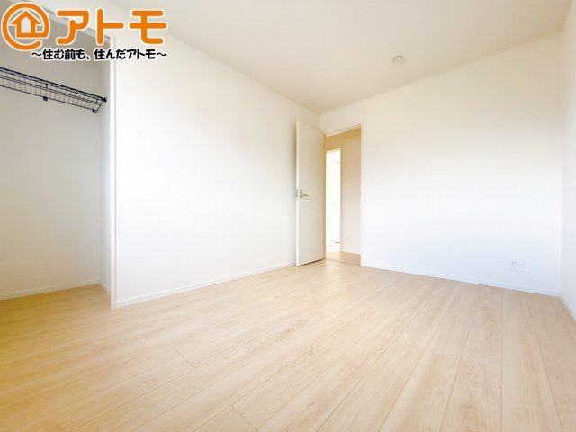 【子供部屋】 | 沼津市大塚第15　新築一戸建て　2号棟 | 収納豊富な洋室は使い勝手良好です！