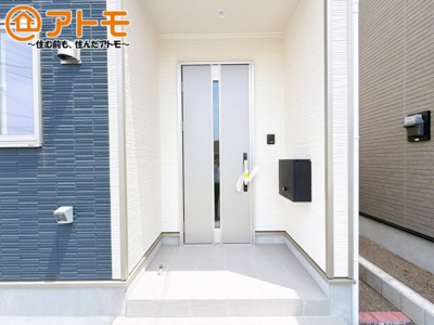 【玄関】 | 沼津市大塚第15　新築一戸建て　2号棟 | 落ち着いた色合いの玄関はダブルロックで防犯性に優れた仕様になっています♪