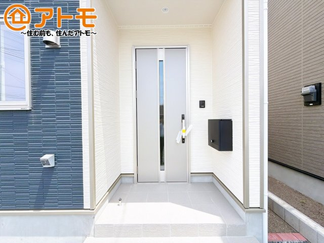 【玄関】 | 沼津市大塚第15　新築一戸建て　2号棟 | 落ち着いた色合いの玄関はダブルロックで防犯性に優れた仕様になっています♪