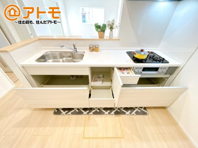 【キッチン】 | 沼津市大塚第15　新築一戸建て　2号棟 | 対面タイプならキッチン内にいながらご家族やお客様との会話が楽しめます♪