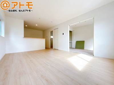 【居間・リビング】 | 沼津市大塚第15　新築一戸建て　2号棟 | 家族団らんのイメージは、リビングを思い浮かべませんか？リビングこそ広々とした空間が良いですね♪