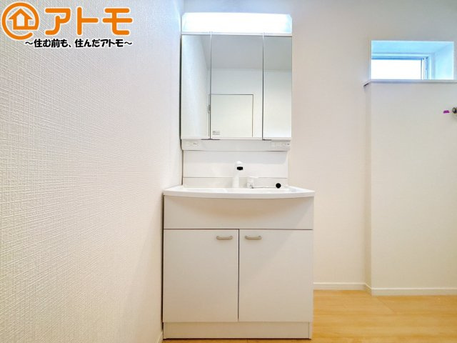 【独立洗面台】 | 沼津市大塚第15　新築一戸建て　2号棟 | 洗面所って朝に混み合いませんか？広々とした脱衣所、３面鏡の独立洗面台で朝の時間を少しお手伝い♪