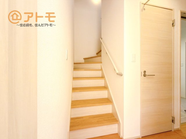 【内装】 | 沼津市本郷町1期　新築一戸建て　全1棟 | 階段は緩やかで手すりもついているので上りやすくなっています！