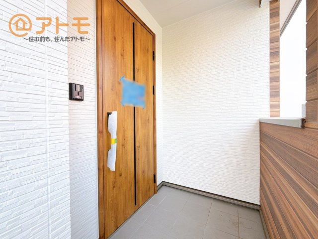 【玄関】 | 沼津市本郷町1期　新築一戸建て　全1棟 | 落ち着いた色合いの玄関はダブルロックで防犯性に優れた仕様になっています♪