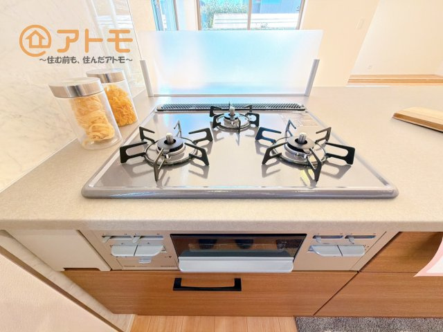 【設備】 | 沼津市本郷町1期　新築一戸建て　全1棟 | ３口コンロは使い勝手がよくお料理も楽しくなりそうです♪