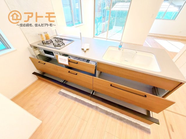 【キッチン】 | 沼津市本郷町1期　新築一戸建て　全1棟 | リビングで遊ぶお子様にも目が届く、安心感で選ぶなら対面キッチン♪