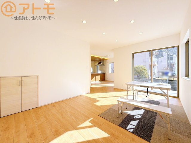【居間・リビング】 | 沼津市本郷町1期　新築一戸建て　全1棟 | 広々と開放的なLDKは、家族が自然と集まる広さ♪お子様のリビング学習にもピッタリ♪