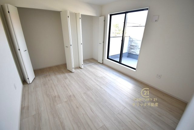 GRACE　水戸市元吉田町　5期 　1の洋室|フローリングなので重い家具も置けます。カーテンと家具を揃えるなどして、お好みのインテリアを楽しむことができます。収納スペースは全室に配備しております。