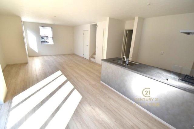 GRACE　水戸市元吉田町　5期 　1の居間・リビング|洗練された明るいLDK。カーテンやラグの色、質感、選ぶ家具などで雰囲気が変わりますので、お好みのインテリアを楽しみましょう♪