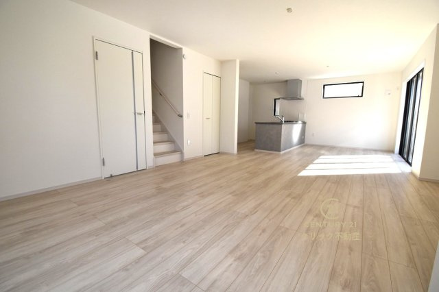 GRACE　水戸市元吉田町　5期 　1の居間・リビング|インテリアショップで見掛けた「あの家具」も映えるかも！お気に入りの空間が寛ぎの時間を生み出します。リビング階段は家族が自然と顔を合わせる工夫です。