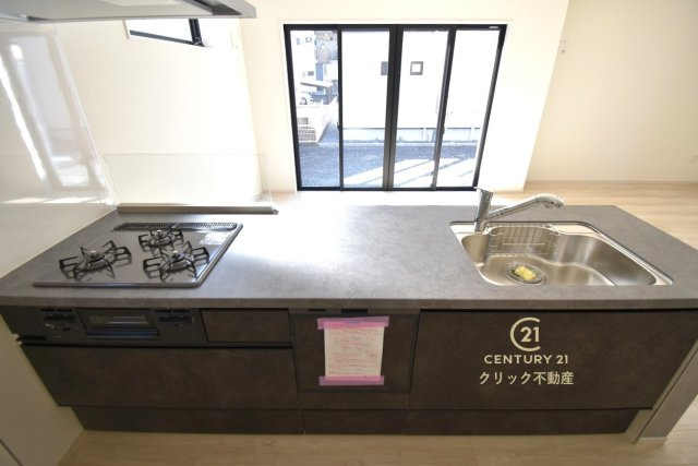 GRACE　水戸市元吉田町　5期 　1のキッチン|対面式システムキッチンは料理中や後片づけの間も会話が楽しめ、家族に一体感が生まれます。十分な広さのキッチンなら、家族での分担作業もはかどりそう！