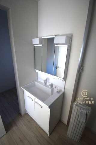 GRACE　水戸市元吉田町　5期 　1の独立洗面台|シャンプードレッサー付き洗面台は、広めで使いやすい、お手入れが楽なデザイン。写真右はリネン庫です。玄関側からも出入りできます。