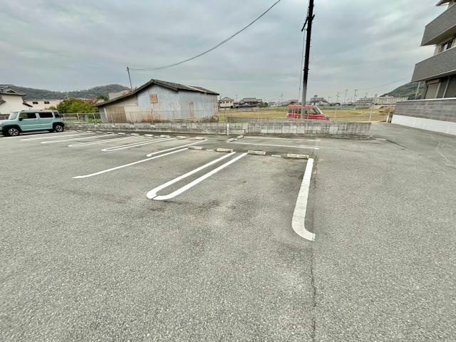 k・プラウドの駐車場