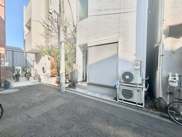 荒川区南千住6丁目　中古戸建の前面道路含む現地写真|2026.02.13撮影

現地ご見学希望・資料請求などお気軽にお問い合わせ下さい！
03-5990-5201