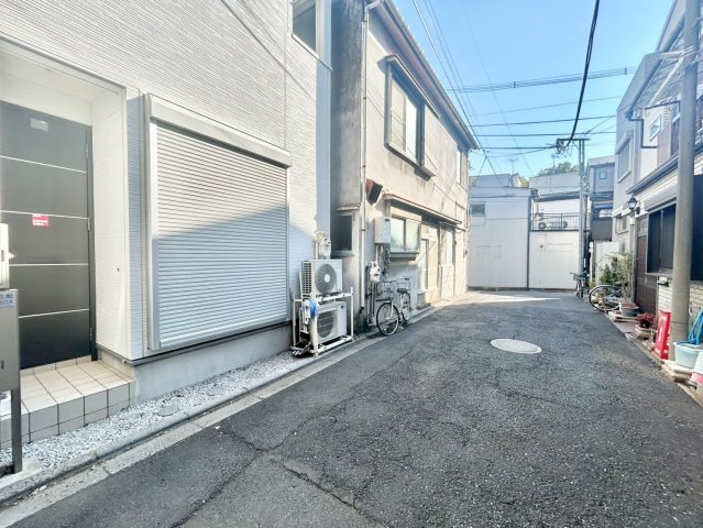 荒川区南千住6丁目　中古戸建の前面道路含む現地写真|2026.02.13撮影

現地ご見学希望・資料請求などお気軽にお問い合わせ下さい！
03-5990-5201