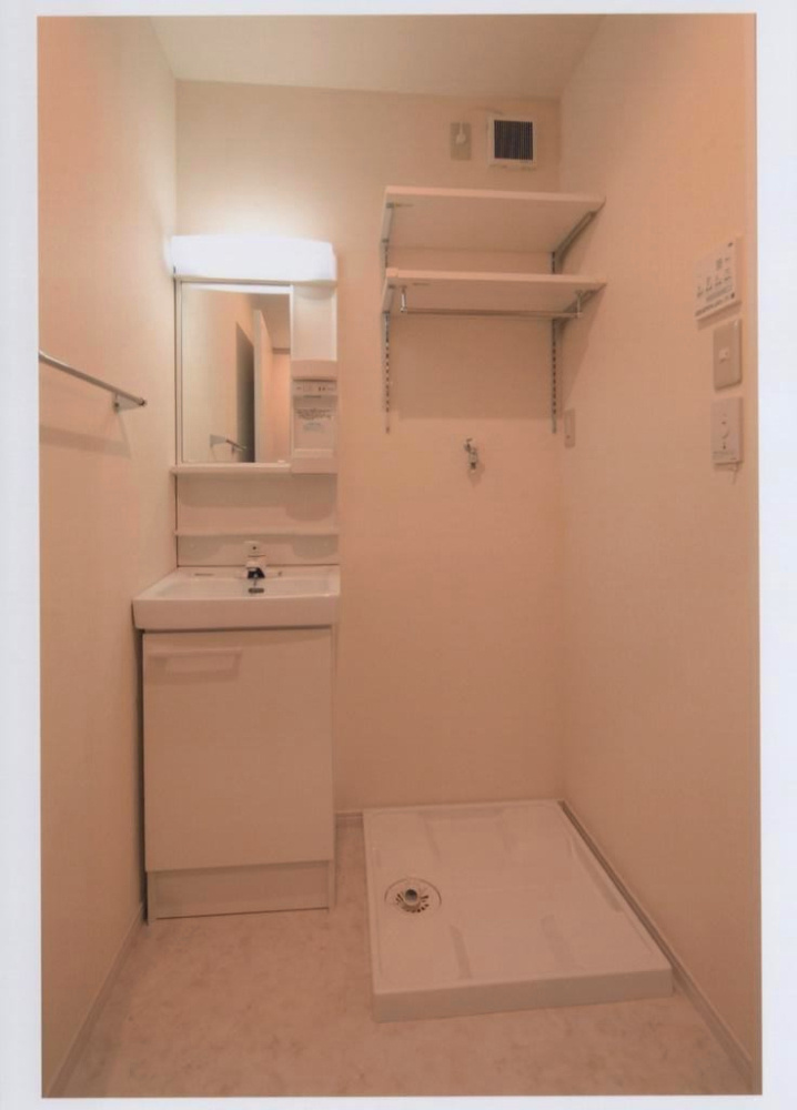 荒川区南千住6丁目　中古戸建の独立洗面台|現地ご見学希望・資料請求などお気軽にお問い合わせ下さい！
03-5990-5201