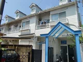 小平市学園西町１丁目のアパートのエントランス