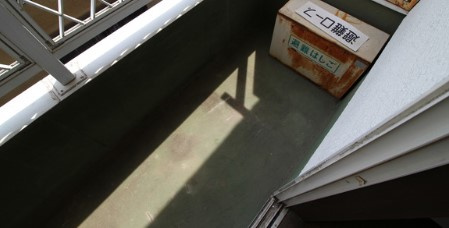 小平市学園西町１丁目のアパートのバルコニー