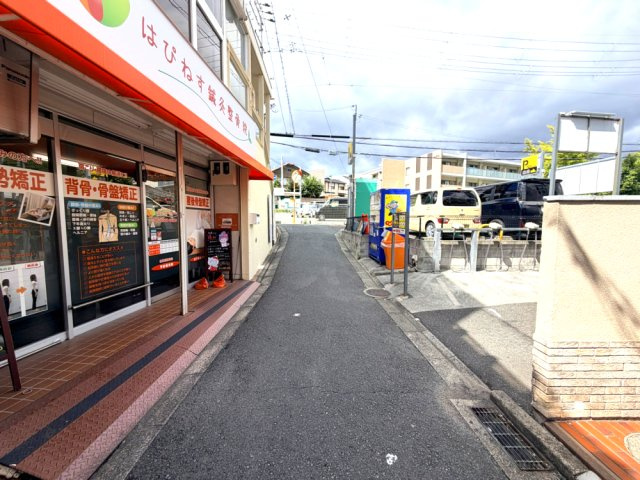 千里丘１丁目店舗の周辺|前面道路　北向き