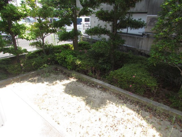 ラフォーレ安倉の庭