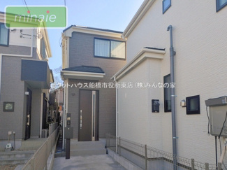 【外観】 | 小学校7分　中学校6分　幼稚園5分　本北方1　A号棟 | スタイリッシュな佇まいが魅力です
現地