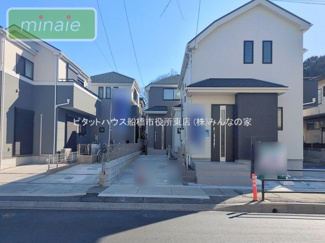 【外観】 | 小学校7分　中学校6分　幼稚園5分　本北方1　A号棟 | 街並みに映える美しい外観デザイン
現地