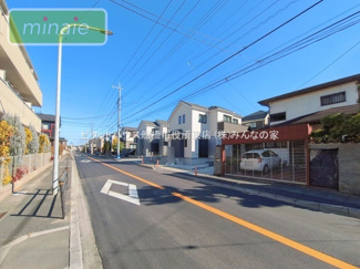 【前面道路含む現地写真】 | 小学校7分　中学校6分　幼稚園5分　本北方1　A号棟 | 前面道路です
現地