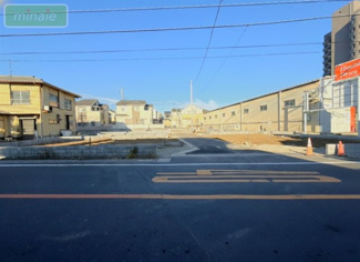 【外観】 | 大通りから少し入った区画のため、車の通行が少なく静かな住環境。騒音や排気ガスの影響を受けにくく、落ち着いた暮らしを求める方におすすめです。