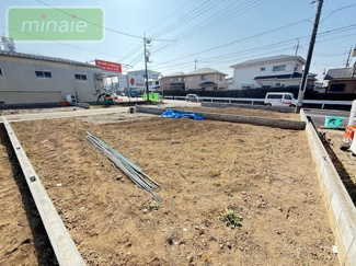 【周辺】 | 大通りから少し入った区画のため、車の通行が少なく静かな住環境。騒音や排気ガスの影響を受けにくく、落ち着いた暮らしを求める方におすすめです。