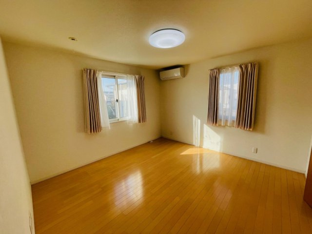 吉村町別府原甲の洋室