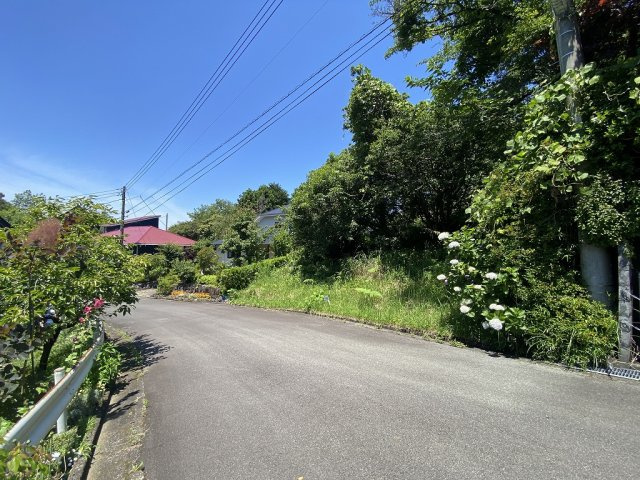 伊豆の国市　富士見ニュータウンの前面道路含む現地写真