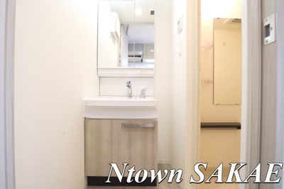 【独立洗面台】 | ディアレイシャス名古屋太閤通Ⅱ | 独立洗面台、小物を置くことができて便利です