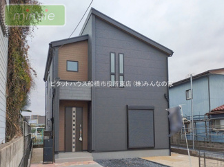 【外観】 | 駐車4台　スーパー3分　長期優良住宅　三山　1号棟 | 販売現地　洗練されたデザインが映える外観です。