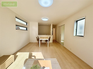 【居間・リビング】 | 駐車4台　スーパー3分　長期優良住宅　三山　1号棟 | 家族が自然と集まる開放的なLDKです　同タイプ