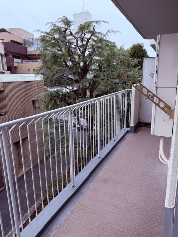 馬事公苑前シティハウスのバルコニー|暖かな日差しのふりそそぐバルコニー